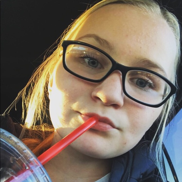 Meet your Posher, Addison - Picture 1 of 1